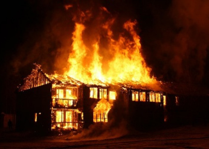 Diduga Akibat Tungku Api, Rumah Warga di Cilaku Cianjur Ludes Terbakar