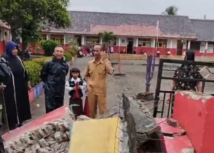 Gapura SDN Kertajadi Cidaun Cianjur Ambruk, Siswi dan Orang Tuanya Tertimpa Reruntuhan