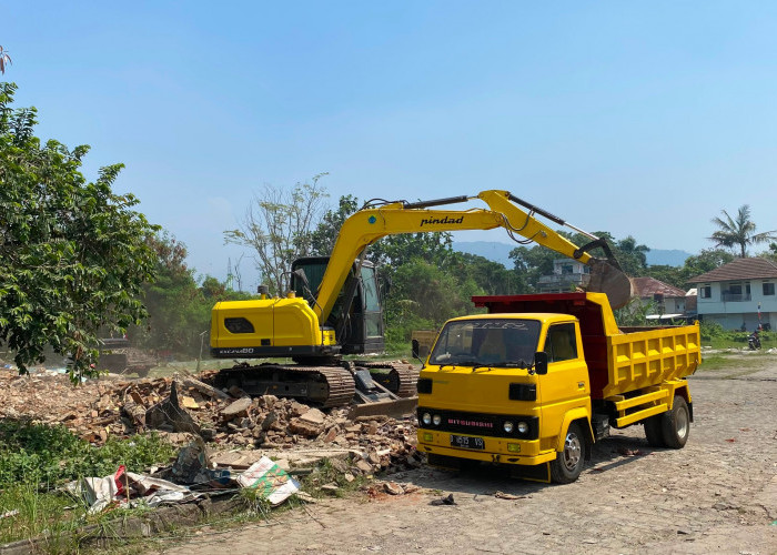 Puluhan Kios Eks Terminal Rawabango Cianjur Diratakan