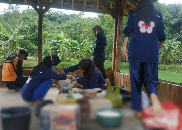 Kerahkan PMR, PMI Dirikan Dapur Umum di Lokasi Bencana Banjir Kampung Jogjogan Cidaun Cianjur  