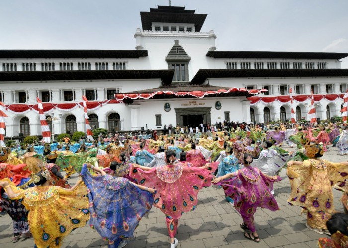 Jadi Warisan Budaya Tak Benda Indonesia, Tari Merak Digelar Massal di Gedung Sate