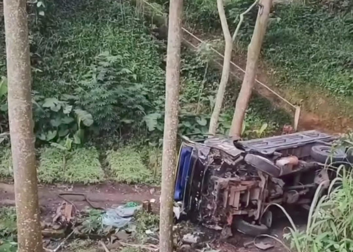Truk Terperosok ke Jurang di Cugenang Cianjur, Sopir dan Penumpang Terluka