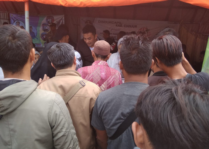 Jumlah Pemohon Pembuatan KK dan E-KTP di Desa Ciloto Cianjur Mendadak Membludak