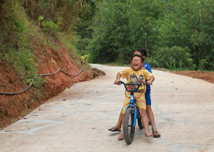 Anak-anak Semringah Bisa Meluncur dengan Sepeda di Jalan Beton Hasil TMMD ke-129 Cianjur
