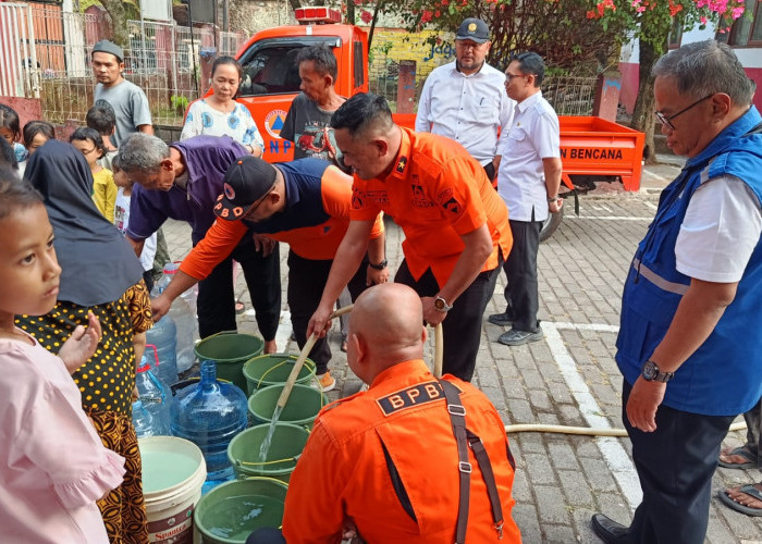 Krisis Air Bersih, BPBD Cianjur Salurkan Ribuan Liter Air ke Sejumlah Wilayah
