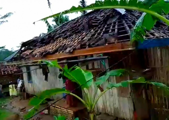 Enam Rumah Rusak Disapu Angin Puting Beliung di Takokak Cianjur, Korban Butuh Selimut dan Makanan
