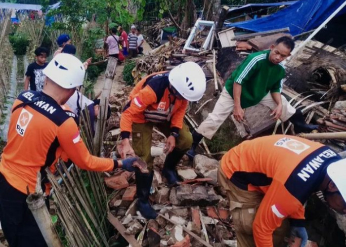 Respon Cepat Relawan PKS Posko Kecamatan Cugenang Bersihkan Saluran Air dari Puing-puing Gempa