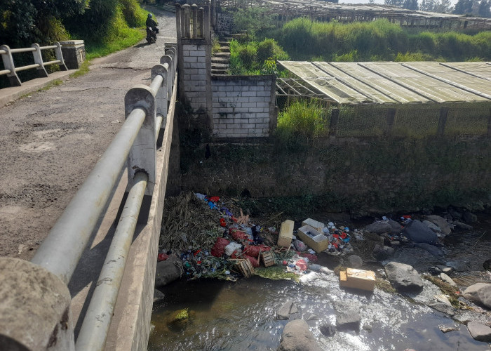 Sungai Cisarua Kawungluwuk Jadi Sasaran Pembuangan Sampah, Warga: Sudah Biasa