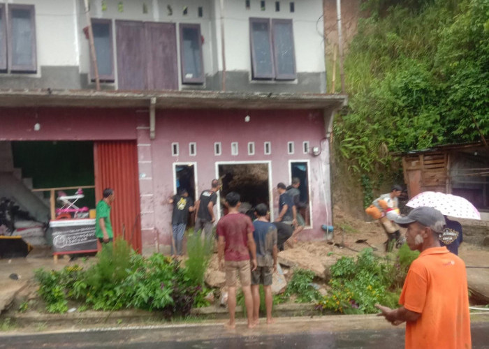 Longsor di Sindangbarang Cianjur Timbun Ruko, Dua Orang Meninggal Dunia