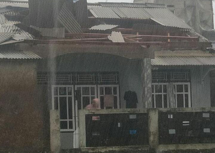 Diterjang Hujan dan Angin Kencang, Belasan Rumah di Limbangasari Cianjur Rusak 