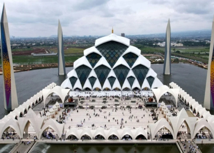 Sandiaga: Bayar Parkir Secara Digital Cegah Pungli di Masjid Al Jabbar