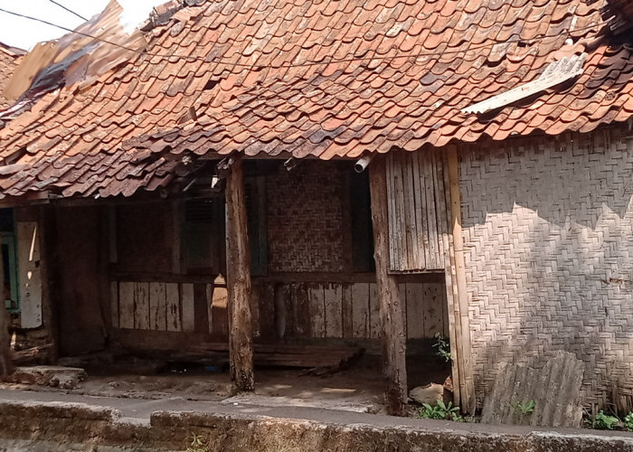 Rumah Lapuk Jadi Ancaman, Anak Yatim di Cibeber Cianjur Bertahan dalam Keterbatasan