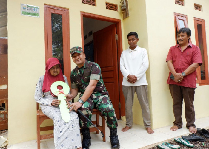 Dandim 0608/Cianjur Serahkan Kunci Rehab RTLH di Kampung Gedongan