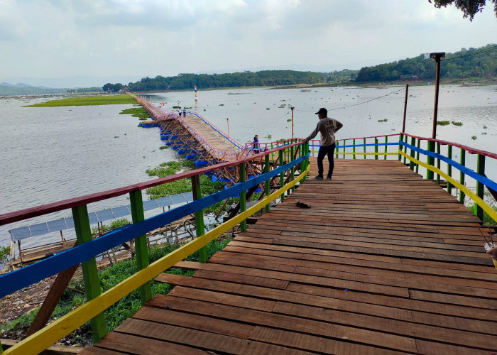 Jembatan Apung Terpanjang di Jawa Barat Diresmikan, Ini Lokasi dan Namanya