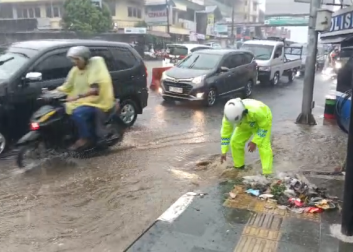 Drainase Meluap, Jalan Depan Istana Cipanas Terendam Banjir