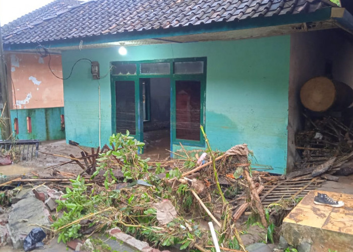 Dalam foto-foto yang dikirimkan ke Cianjur Ekspres pagi ini terlihat sejumlah rumah warga mengalami kerusakan akibat banjir. 