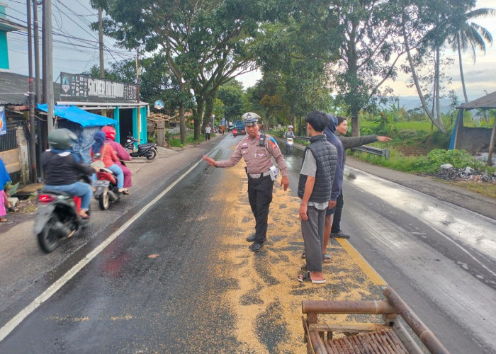 Tumpahan Oli di Jalan Raya Sukabumi-Cianjur Sebabkan Kendaraan Tergelincir