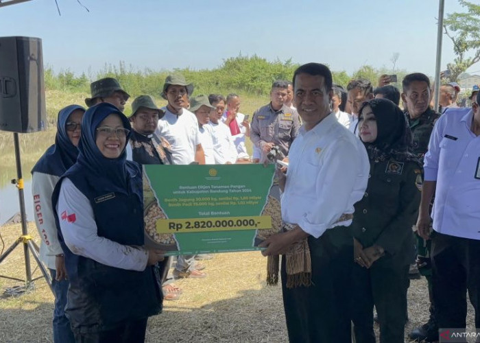 Mentan Serahkan Bantuan 10 Ribu Pompa Air untuk Petani di Jawa Barat
