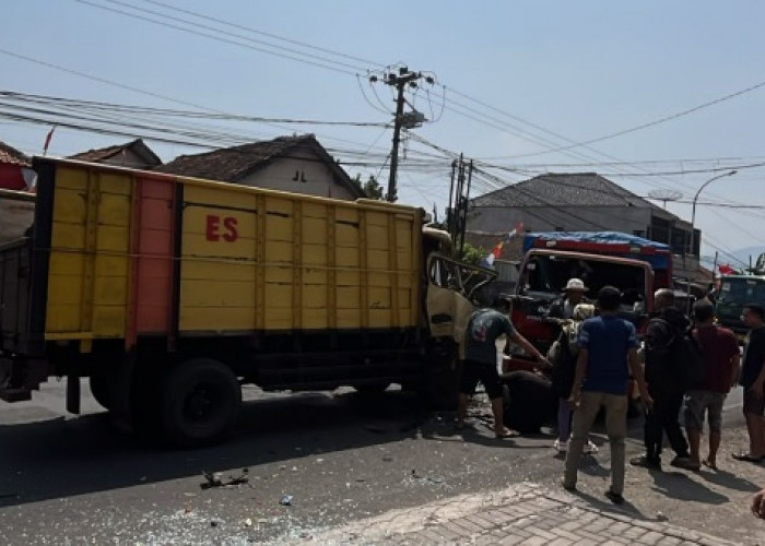 Diduga Sopir Mengantuk, Truk Oleng dan Tabrak Kendaraan di Cianjur