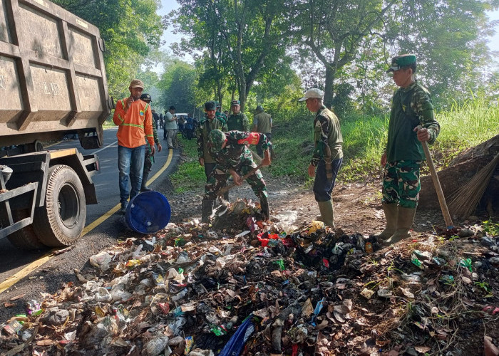 Bersihkan Kawasan Sungai, Sektor 6 Citarum Harum dan DLH Angkut Satu Ton Sampah