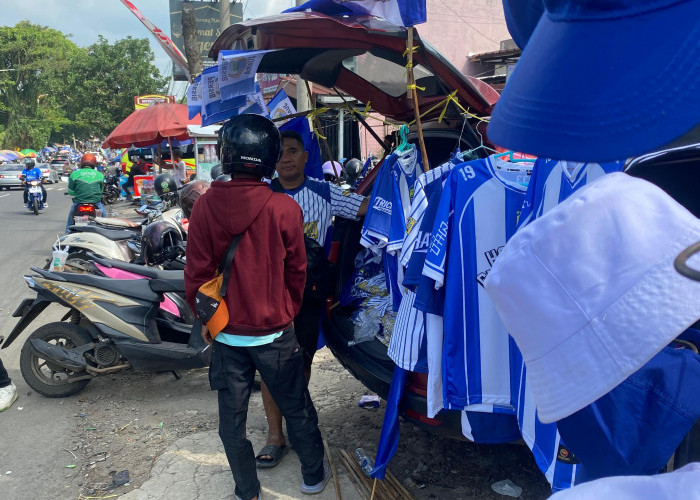 Mapag Jawara di Cianjur Dongkrak Penjualan Jersey dan Bendera Persib