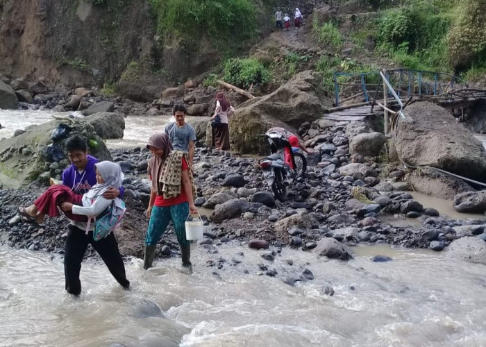 Jembatan Gantung Rusak Tersapu Banjir, Siswa dan Warga di Cidaun Cianjur Bertaruh Nyawa Lintasi Sungai Deras