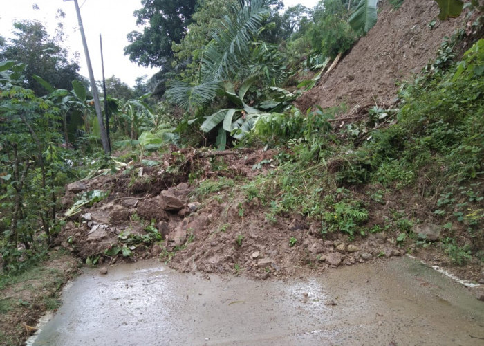 Tebing Cikangkareng di Kecamatan Leles Cianjur Longsor dan Tutupi Jalan