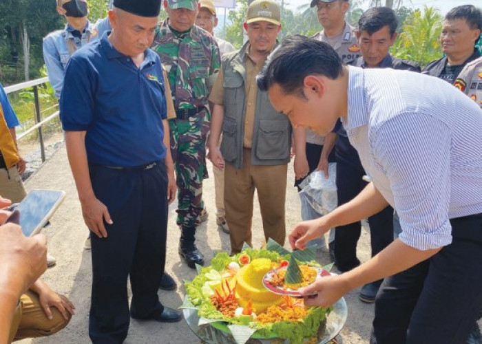 Sempat Terputus Diterjang Banjir, Jembatan Ciembe Karangtengah Cianjur Kembali Berdiri 