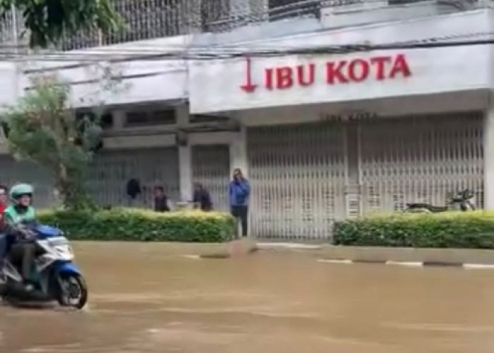Saluran Tertutup Sampah, Jalan Mangunsarkoro Terendam Banjir