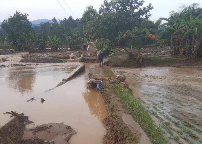 Air Sungai Meluap, Jembatan Antar Kampung di Cibeber Cianjur Terputus