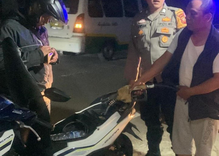 Manfaatkan Layanan 110, Pemudik Asal Jakarta Dapat Bantuan Polisi di Cianjur Selatan