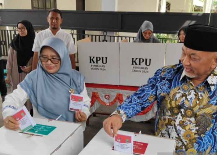 Ahmad Syaikhu Mencoblos di TPS 080 Kota Bekasi