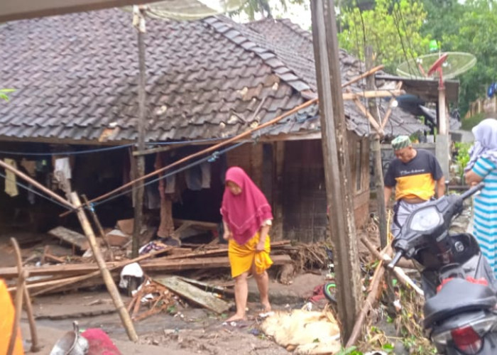 Banjir yang menerjang Desa Cidamar, Kecamatan Cidaun, Kabupaten Cianjur akibat meluapnya Sungai Cidamar merendam puluhan rumah warga di Kampung Jogjogan RT 05/RW 05 pada Sabtu (5/11) malam. 