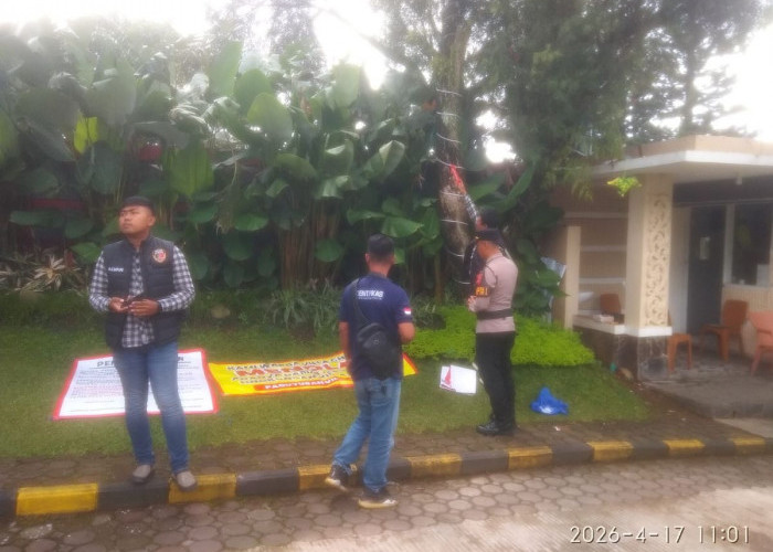 Banner Penolakan Dapur SPPG Dicopot OTK, Paguyuban Warga Villa Cherry 1 Cipanas Lapor Polisi