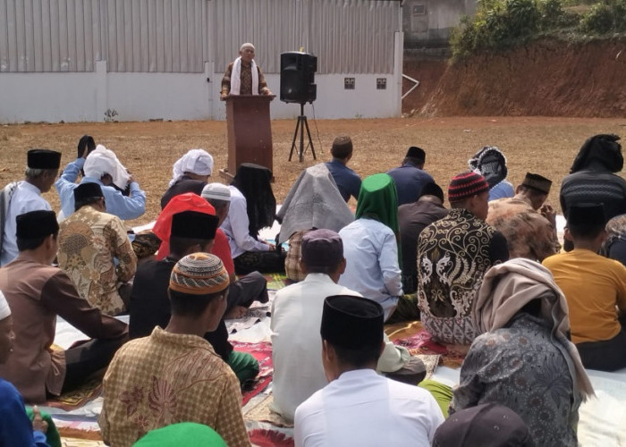 Kemarau Berkepanjangan, Ratusan Warga Waringinsari Cianjur Gelar Salat Istisqa