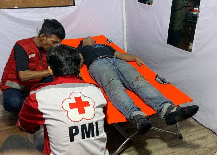 Akibat Jalan Berlubang, Pemudik Alami Kecelakaan Tunggal di Jalan Pramuka Cianjur