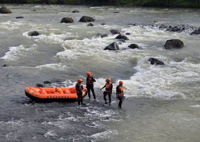 Puluhan Tim SAR Gabungan Diturunkan Cari Anak Hilang Terbawa Arus Sungai Cijampang