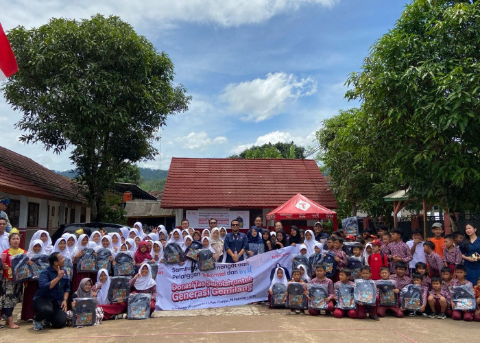 Telkomsel Sambungkan Senyuman, Bagikan 100 Tas Bagi Generasi Gemilang di SDN Pagelaran 1 Cianjur