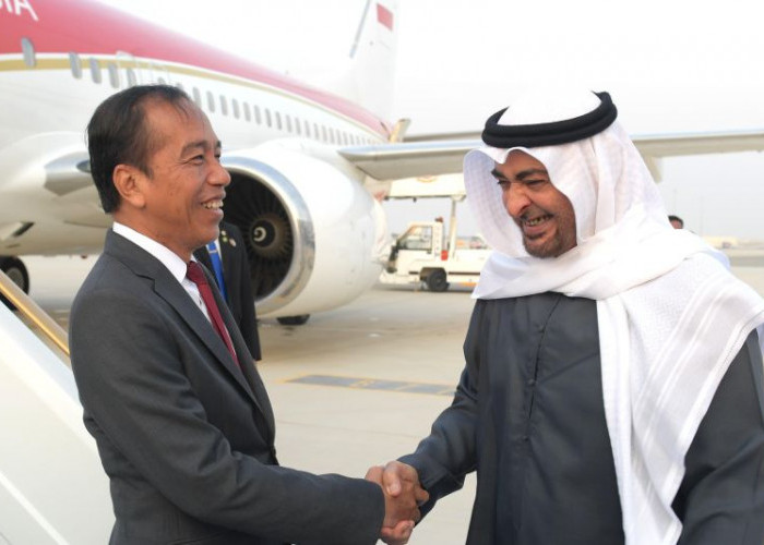 Jokowi Disambut Langsung Presiden MBZ Saat Tiba di Abu Dhabi