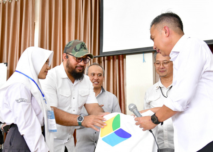 Bey Machmudin Tinjau Hari Ketiga MPLS di SMKN 1 Kota Bandung 