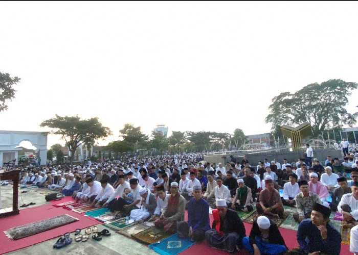 Ribuan Warga Cianjur Laksanakan Salat Idul Adha di Pelataran Masjid Agung