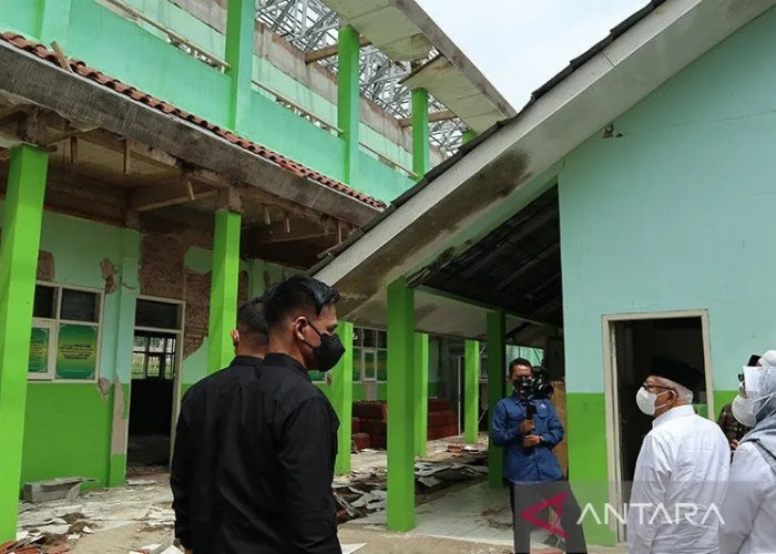 Wapres Ma'ruf Amin Serahkan Bantuan untuk Pesantren Terdampak Gempa di Cianjur