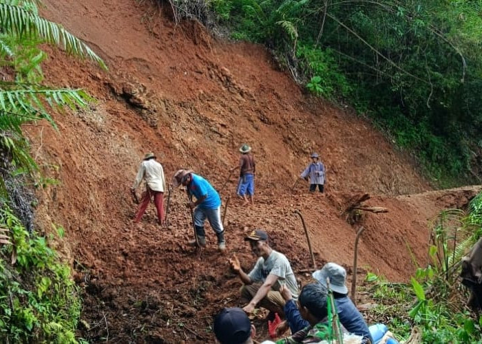 Warga Desa Waringinsari Minta Pemkab Cianjur Segera Perbaiki Saluran Air