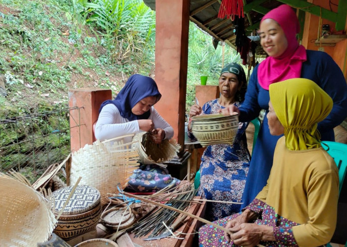 Warga Kampung Ciguha Naringgul Cianjur Turun Temurun Membuat Anyaman Bambu 