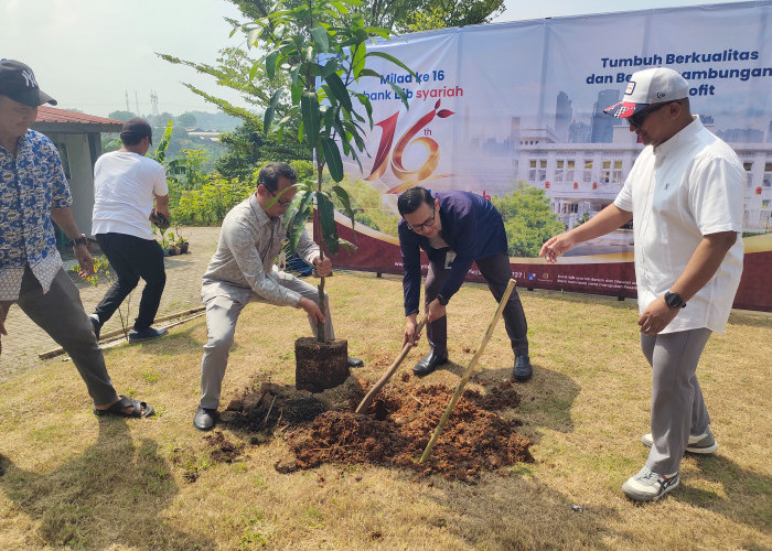 BJB Syariah Tanam 100 Pohon di Perumahan Sukarame Regency Cianjur