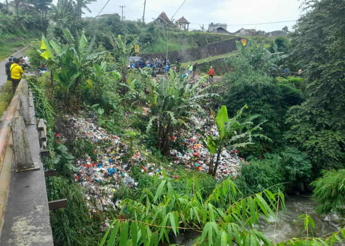 Petugas Gabungan Gotong Royong Bersihkan Sampah di Tebing Sungai Cikundul Sukanagih Cianjur