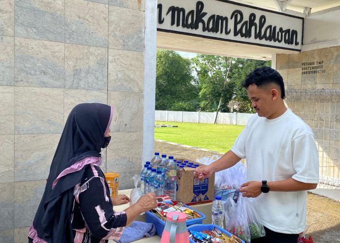 Lebaran 2026, Penjualan Bunga Tabur di Taman Makam Pahlawan Cianjur Alami Penurunan