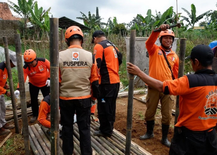 Pos Kecamatan PKS di Pacet Cianjur Bangun Toilet hingga Musala Darurat bagi Korban Gempa