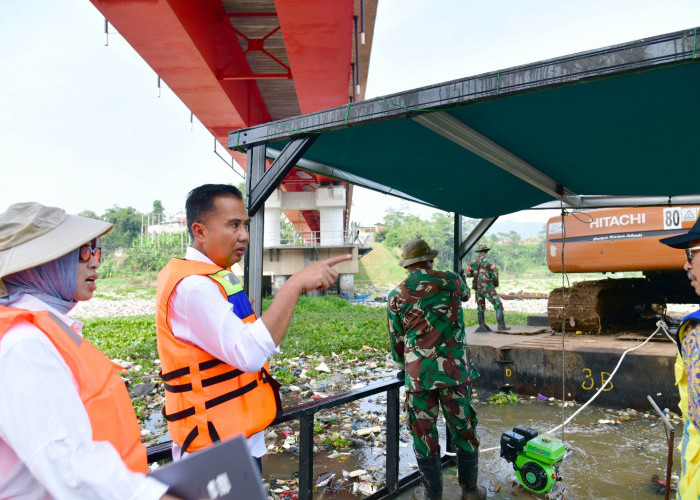 Bey Machmudin Ungkap Kendala Pembersihan Sampah di Jembatan Sapan