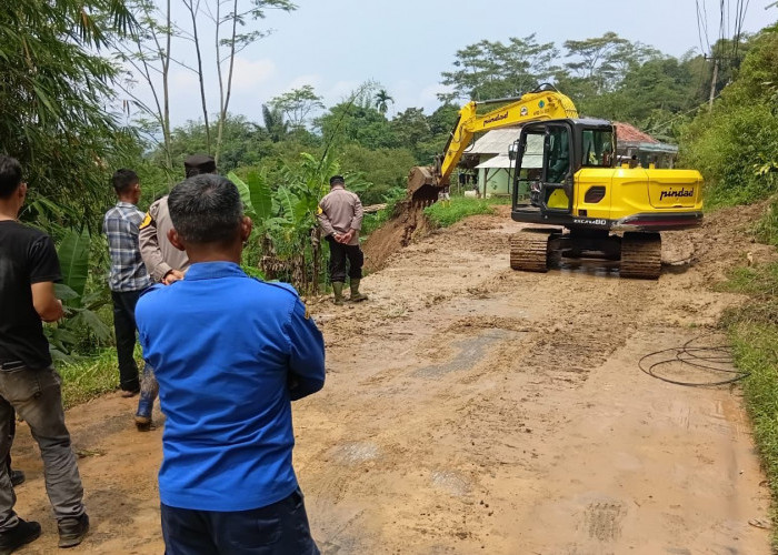 BPBD Cianjur Kerahkan Alat Berat Evakuasi Tanah Longsor di Cibeber